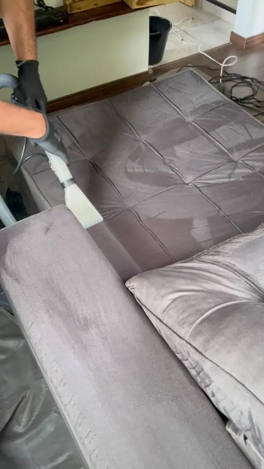 Vídeo de antes e depois da higienização de estofado